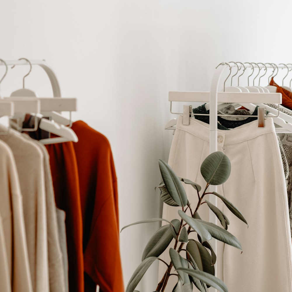 Portants de vêtements dans l'atelier